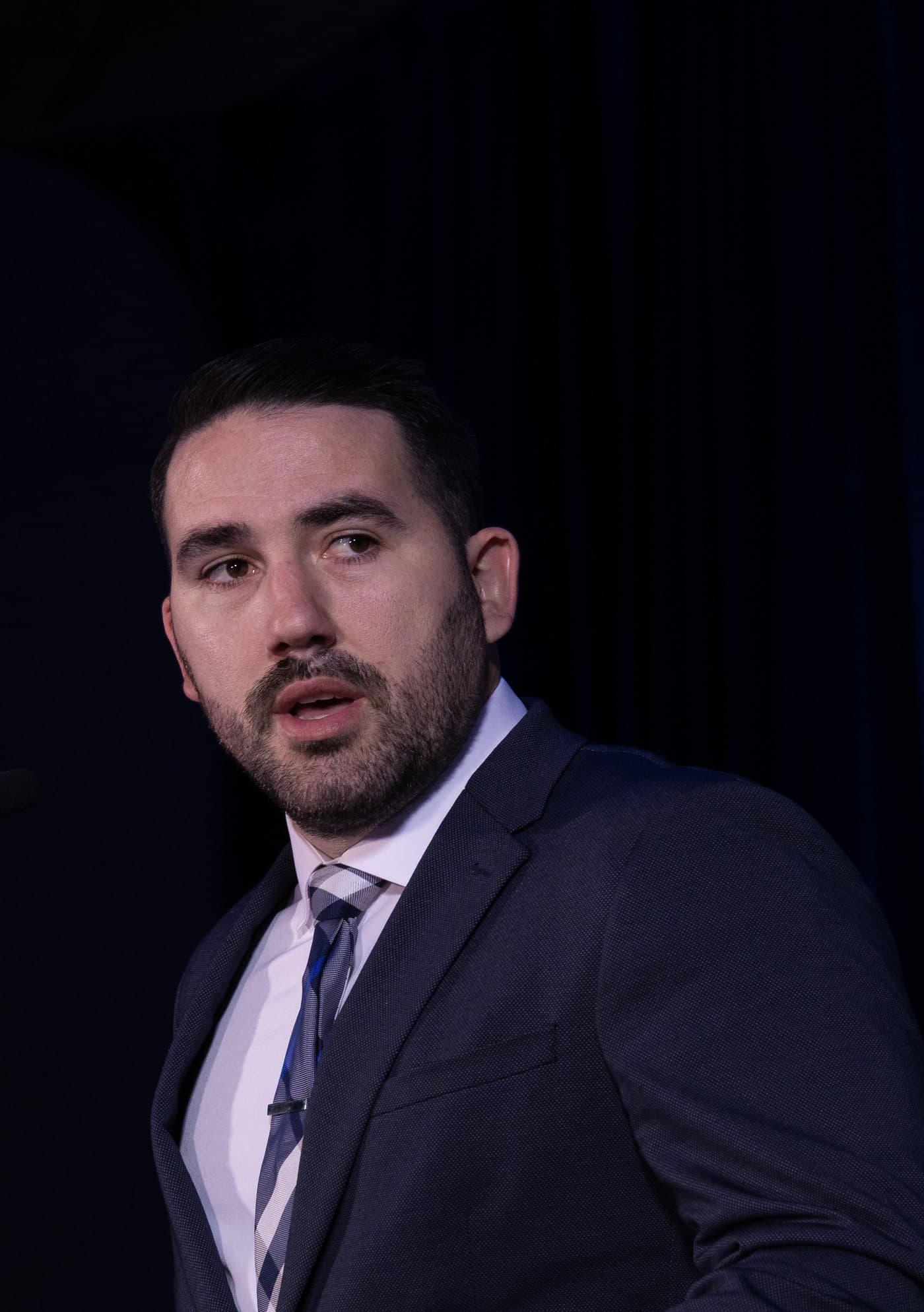 Aldo Ramírez hablando en el escenario durante un evento de formación de agentes.