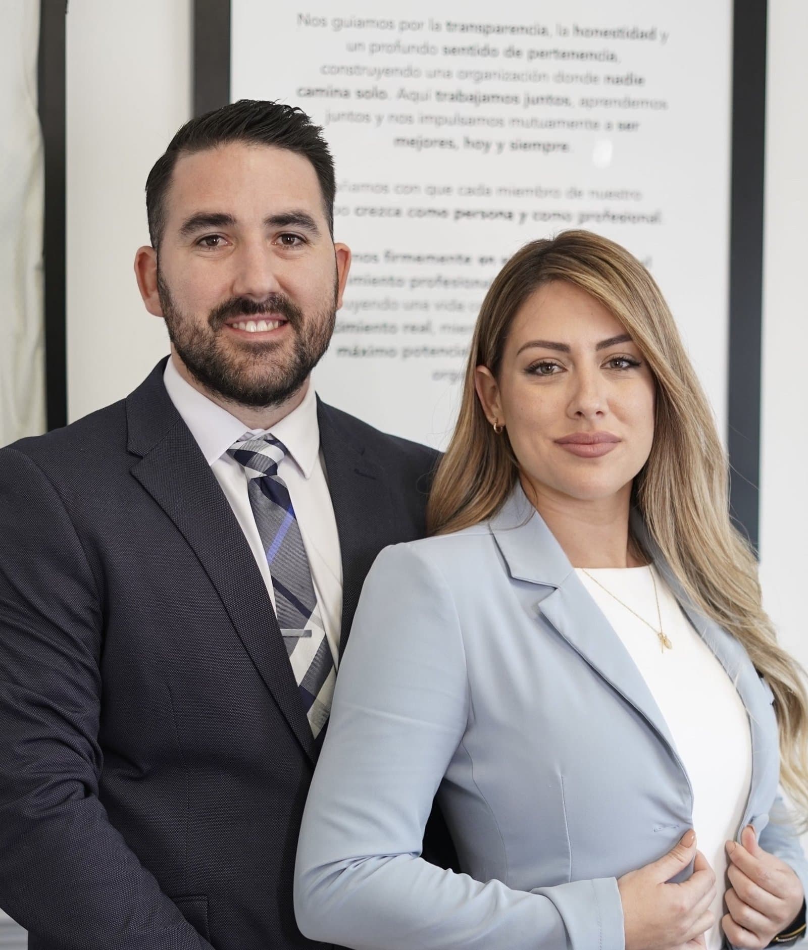 Aldo Ramírez y Paola Asaro, fundadores de Ramirez Organization, juntos en la oficina de la agencia en Atlanta.